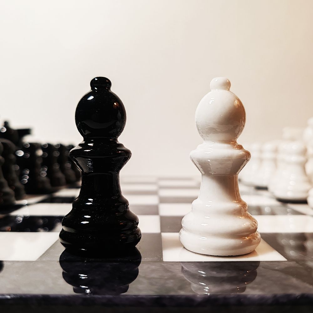 1970s Stunning Chess Set In Hand Carved Alabaster Of Volterra   Black And White   Made In Italy photo vintage