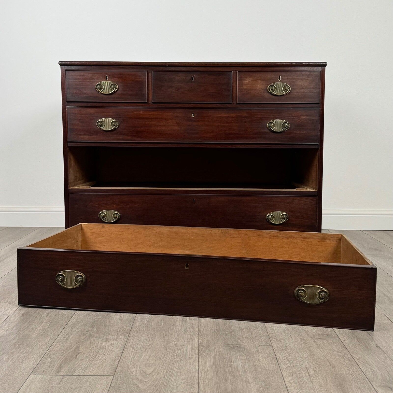 photo for sale Antique 18th Century Fine Quality Chest Of Drawers In Mahogany