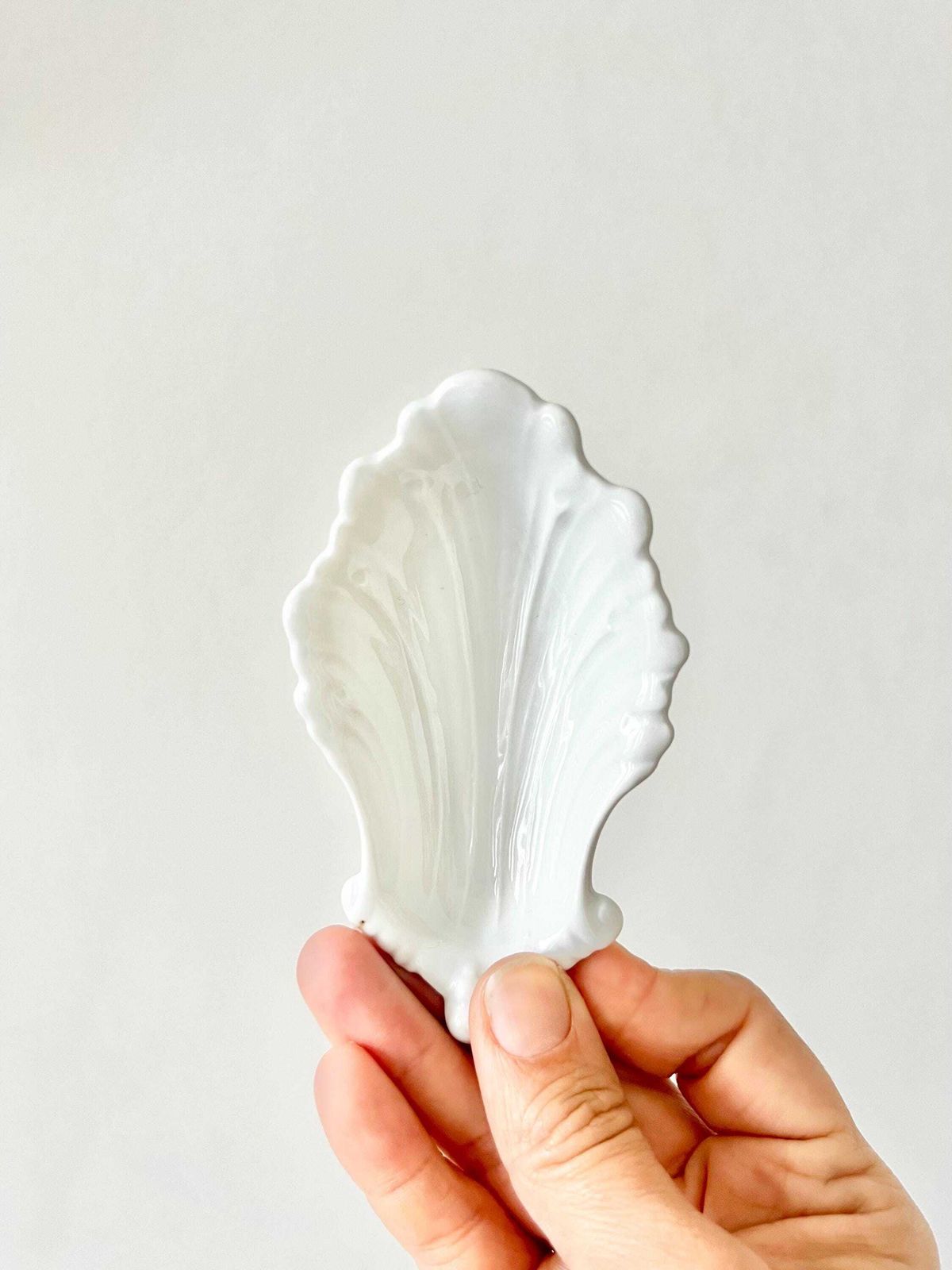 Rare Pair Of Antique White Porcelain Salt And Pepper In The Shape Of Shells photo vinterior