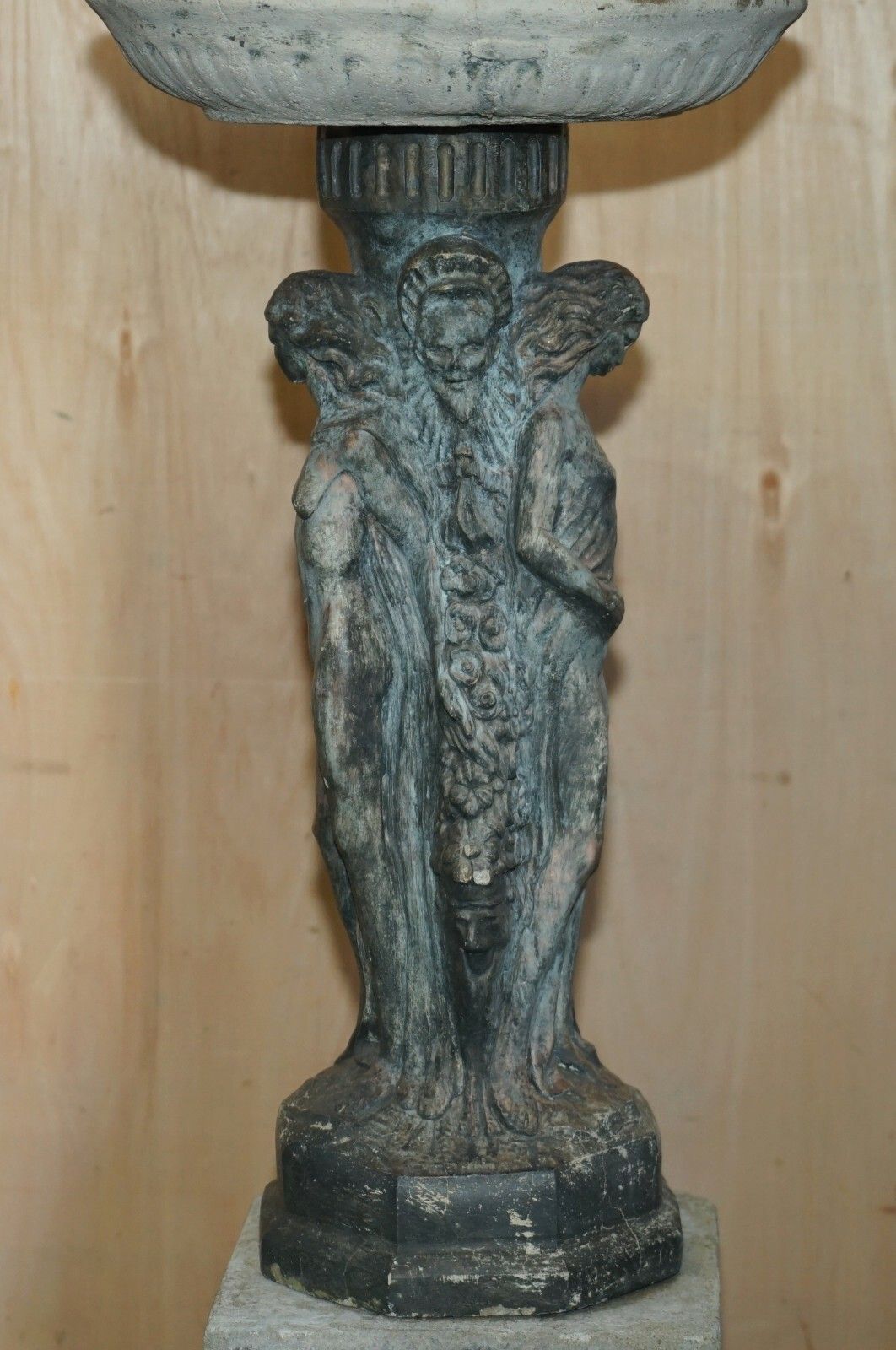 photo vintage Vintage Three Graces Bird Bath Garden Statue With Highly Patined Finish