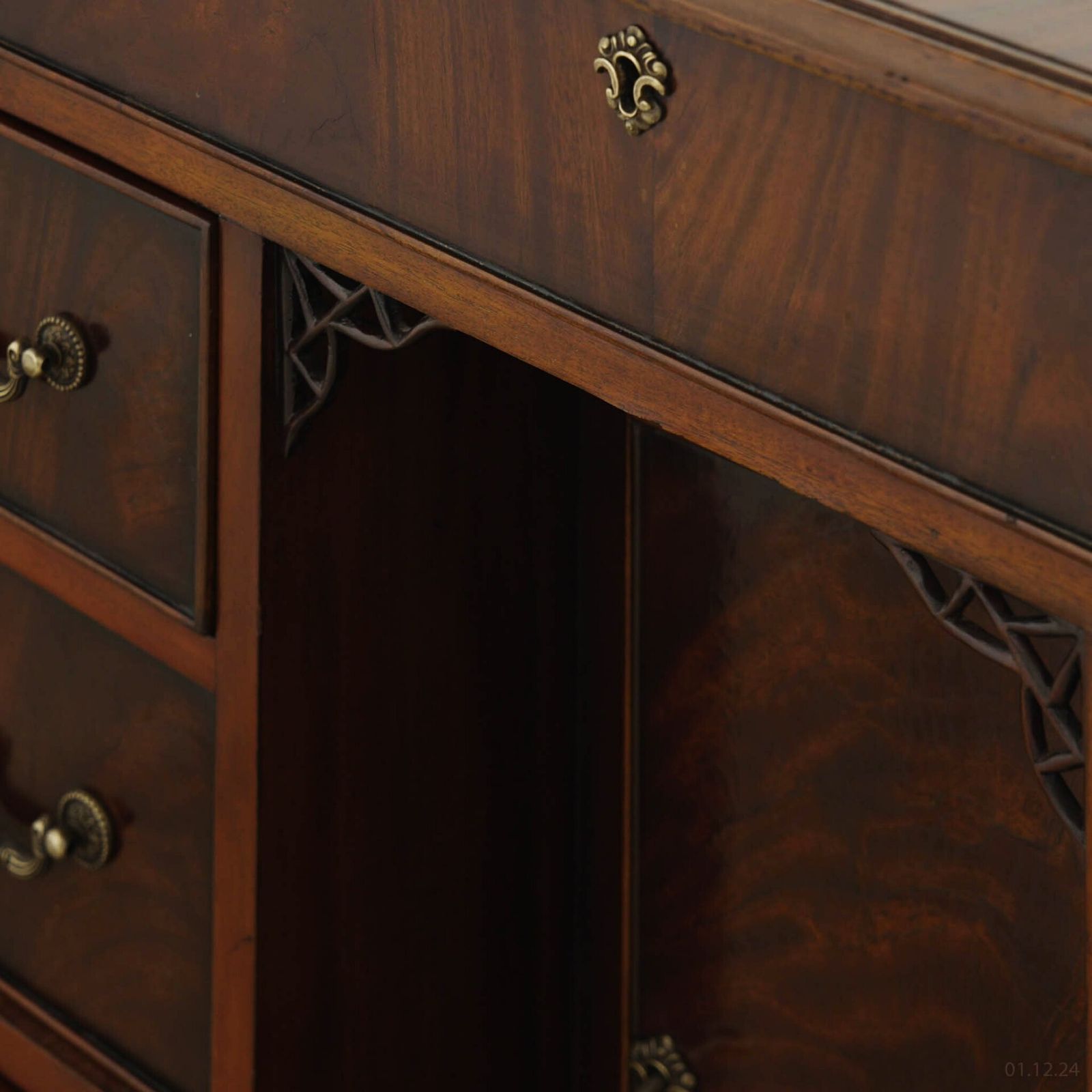 Georgian Revival Knee Hole Desk Mahogany photo 1150.0
