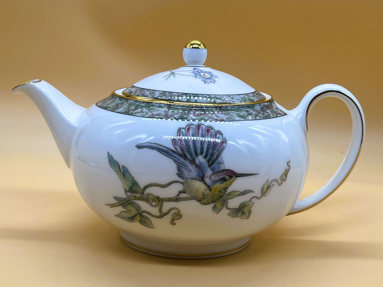 Vintage Wedgwood China Humming Birds Design 2 Pint Capacity Teapot.