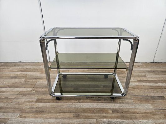 Italiaanse Hollywood Regency Trolley Met Rookglazen Schappen, Jaren 1970