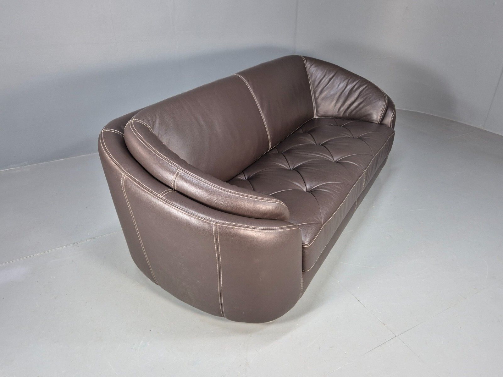 photo furniture Vintage Italian 3 Seat Sofa Brown Leather Curved Shape Retro Mcm Eb8544 M3ss