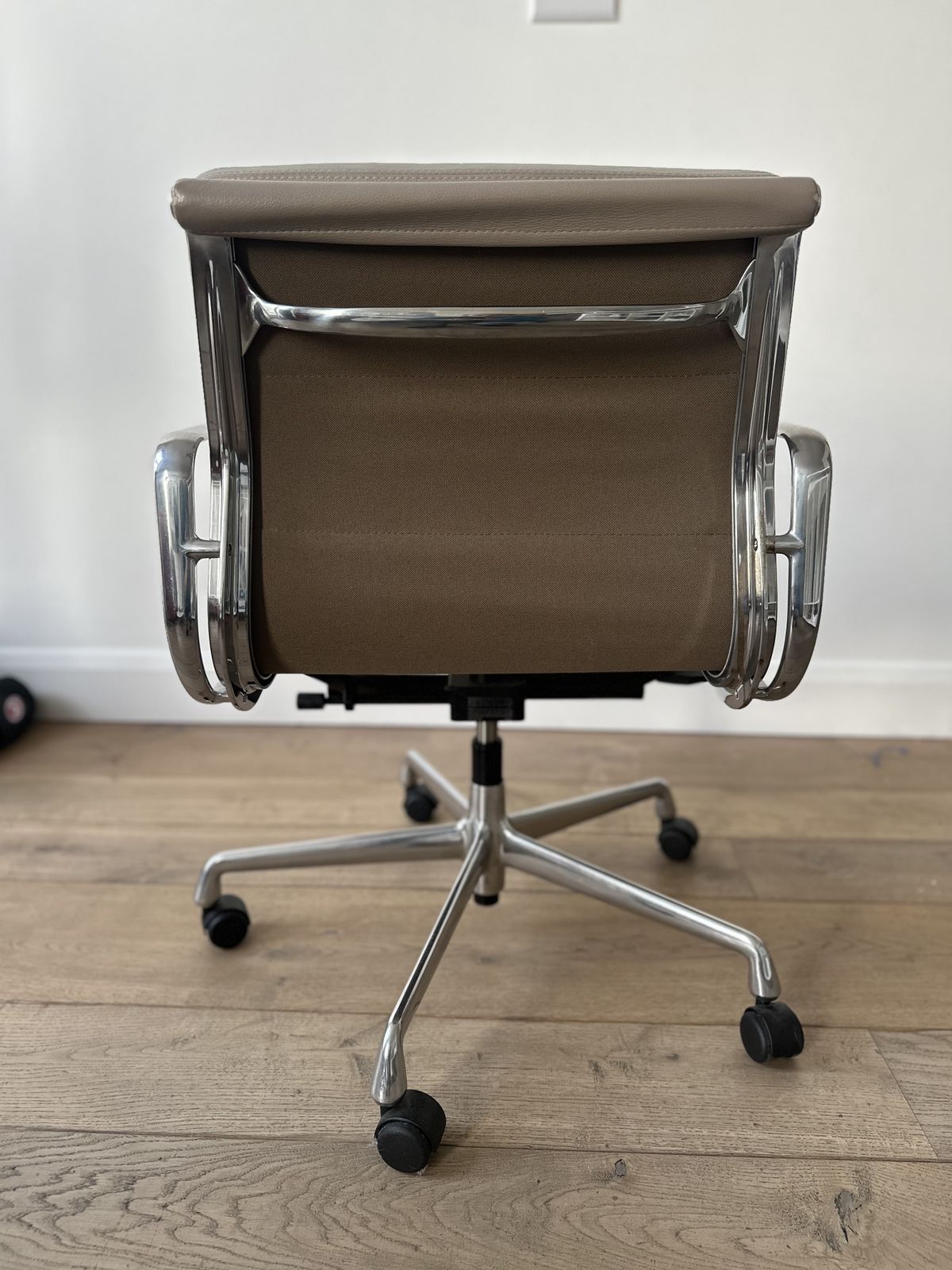 New! Herman Miller Eames “Soft Pad” Chair With Castors In Greige Grained Leather photo Furniture