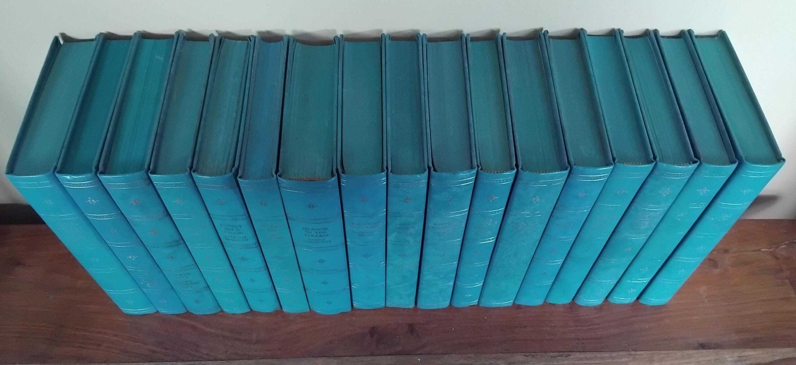 A Wonderful Decorative Collection Of 16 Novels With Beautiful Turquoise Gilded Covers, Companion Book Club, 1970's photo vinterior