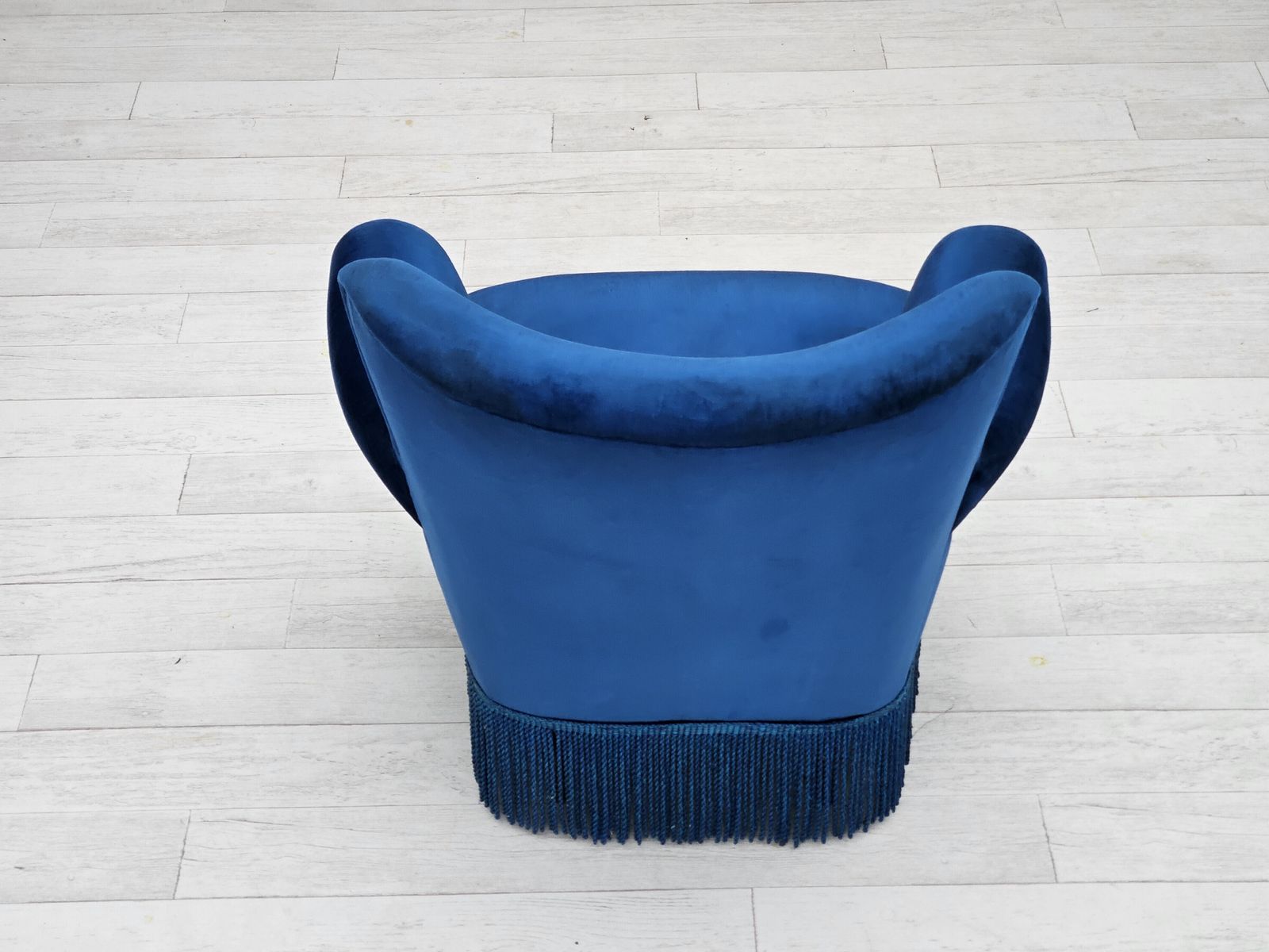 photo vintage 1960s, Danish Lounge Chair, Blue Furniture Velour, Beech Wood Legs.