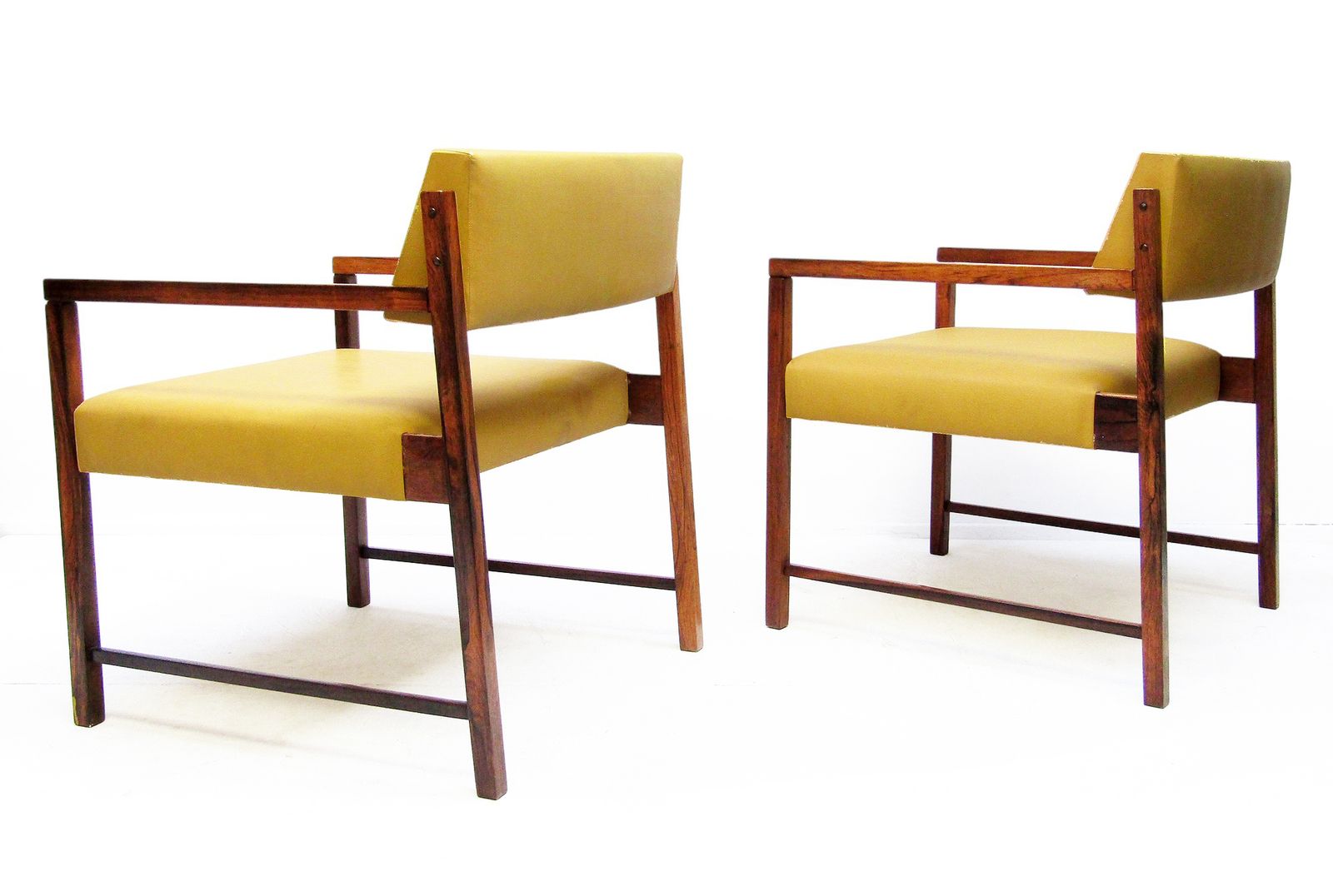 Two 1960s Brazilian "Poltrona Del Rey" Lounge Chairs In Jacaranda By Jorge Zalszupin photo vinterior