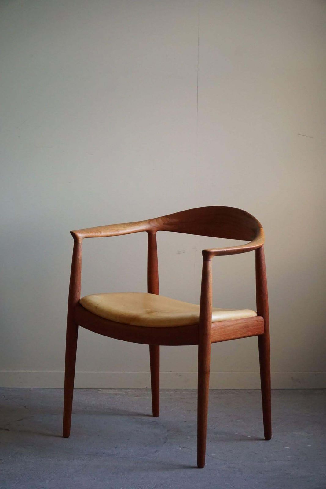 photo vinterior Hans J. Wegner, Armchair In Teak & Leather, "The Chair" Model Jh501, 1950s