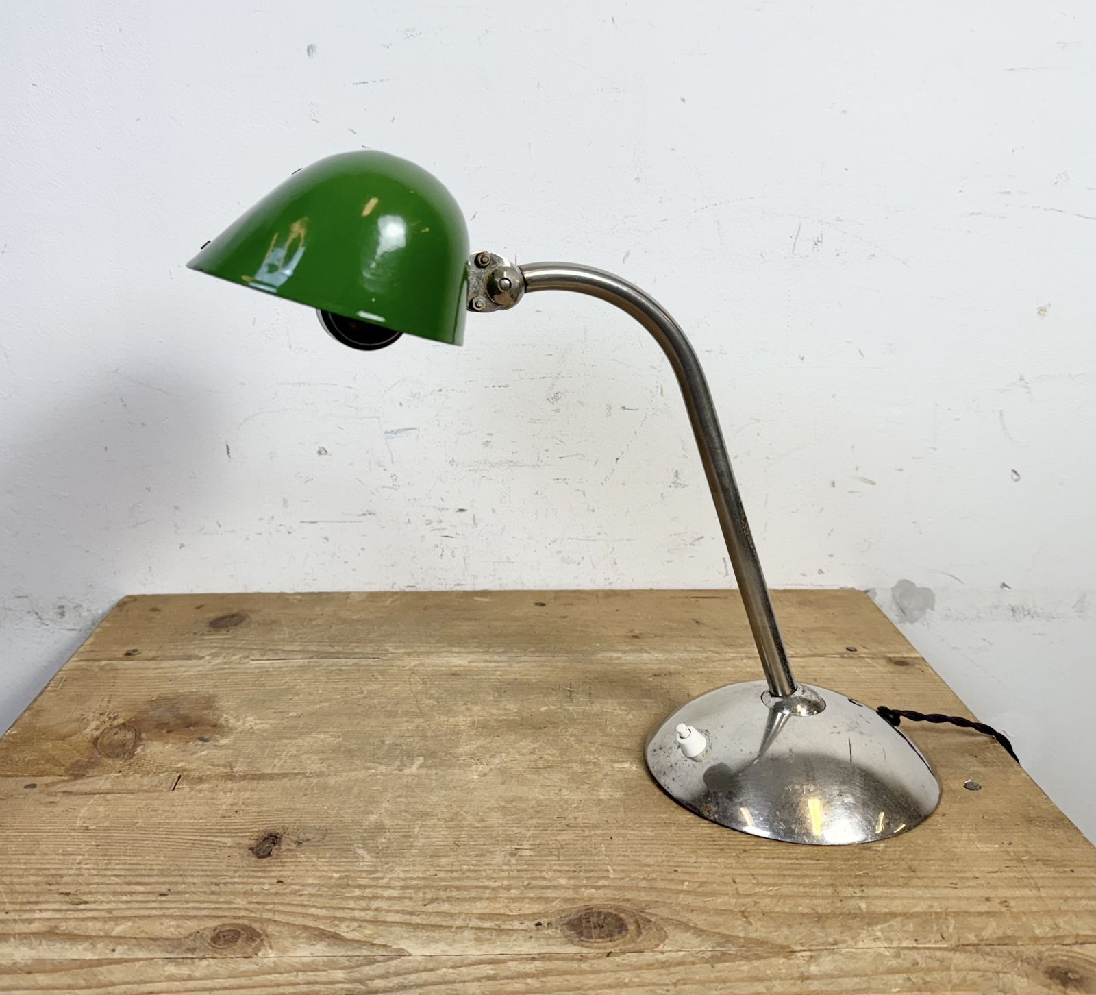 photo furniture Vintage Green Enamel Bankers Table Lamp, 1950s