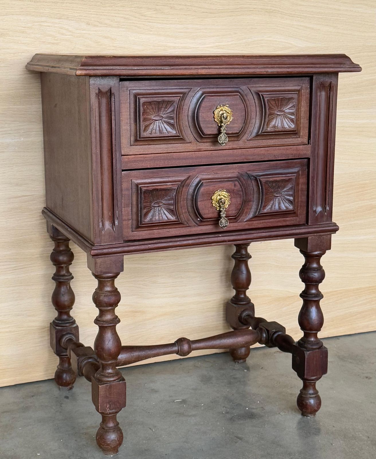 Paire de tables de chevet espagnoles du XXe siècle, deux tiroirs et quincaillerie en fer photo 2578.0