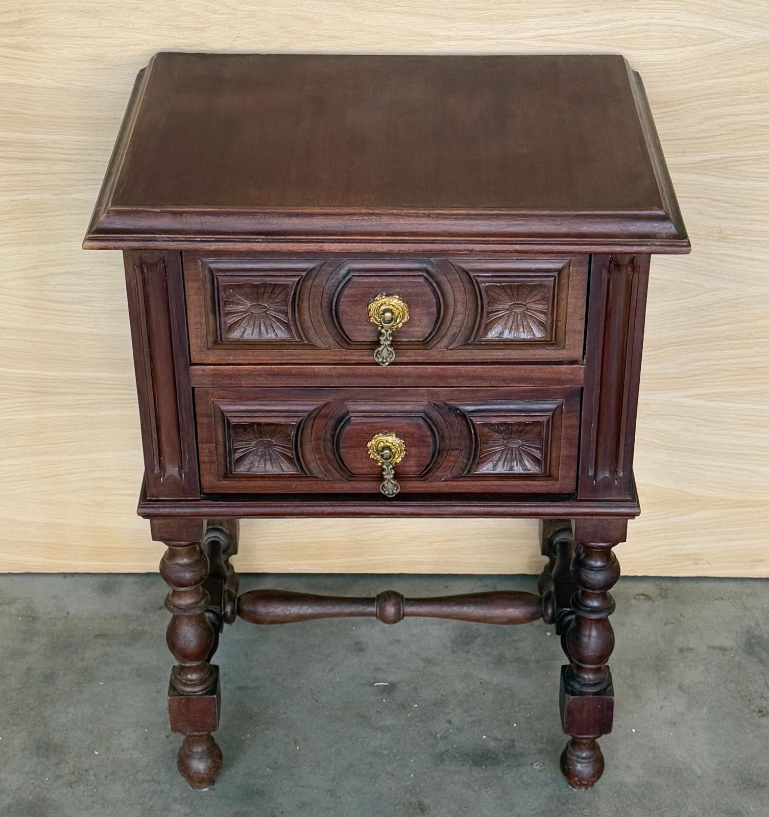 Paire de tables de chevet espagnoles du XXe siècle, deux tiroirs et quincaillerie en fer photo vinterior
