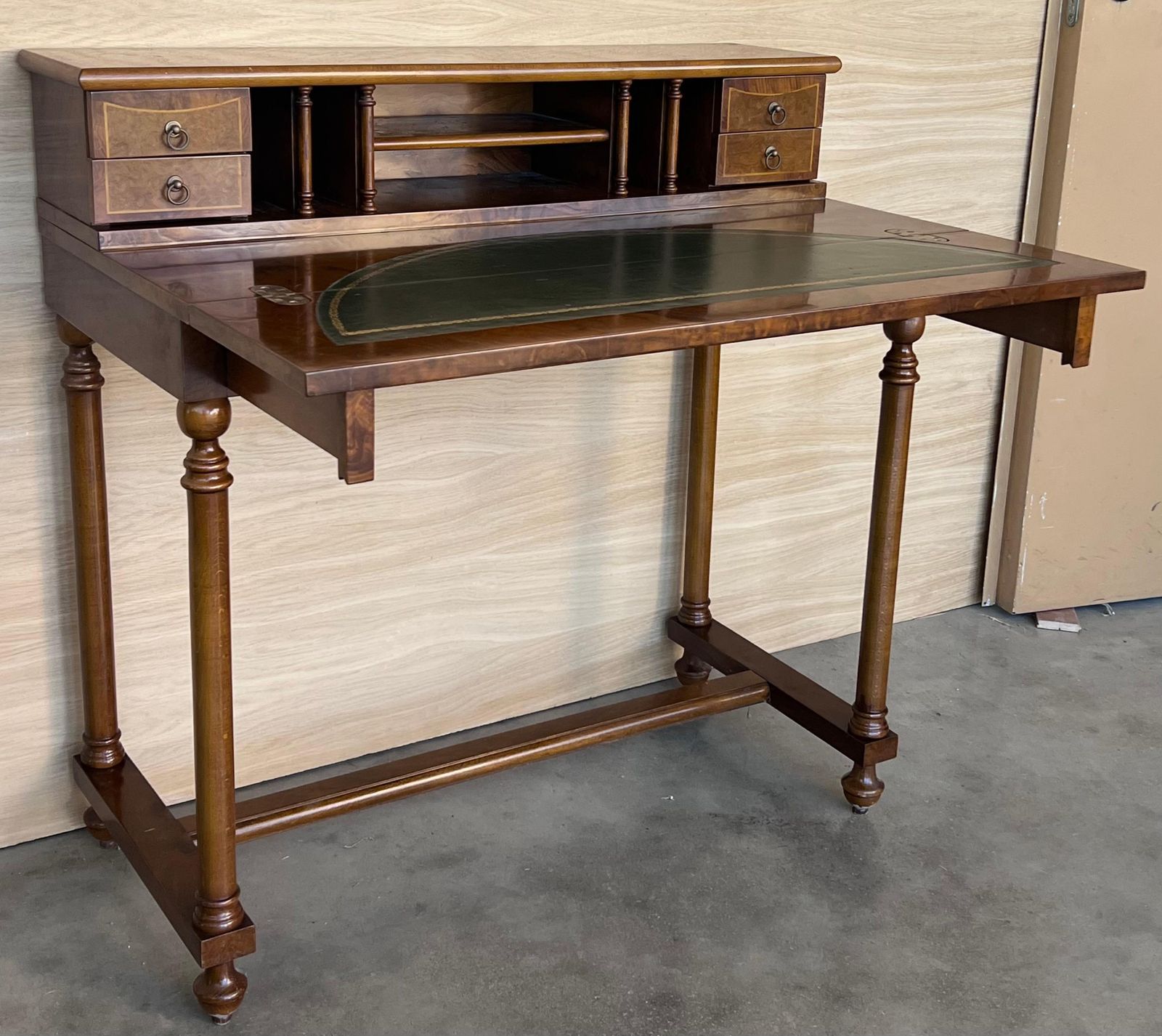photo vintage Bureau français en placage de noyer, début du XXe siècle, années 1940