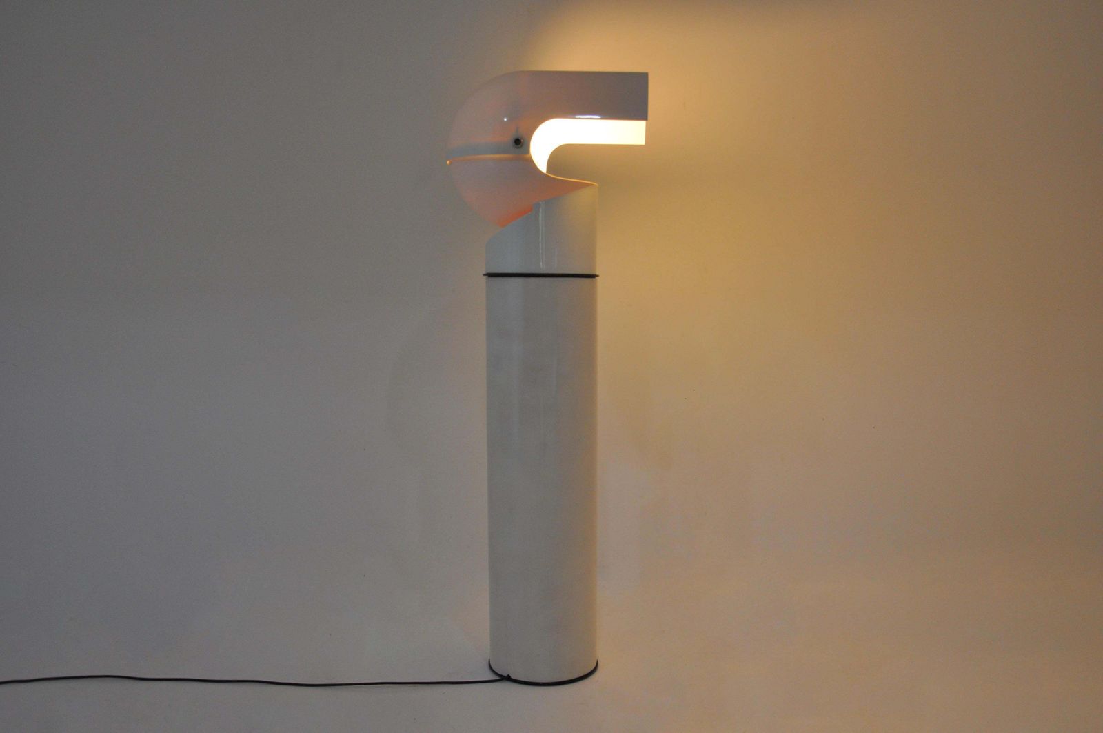 "Pileo Mezzo" Floor Lamp By Gae Aulenti For Artemide, 1970s photo vinterior