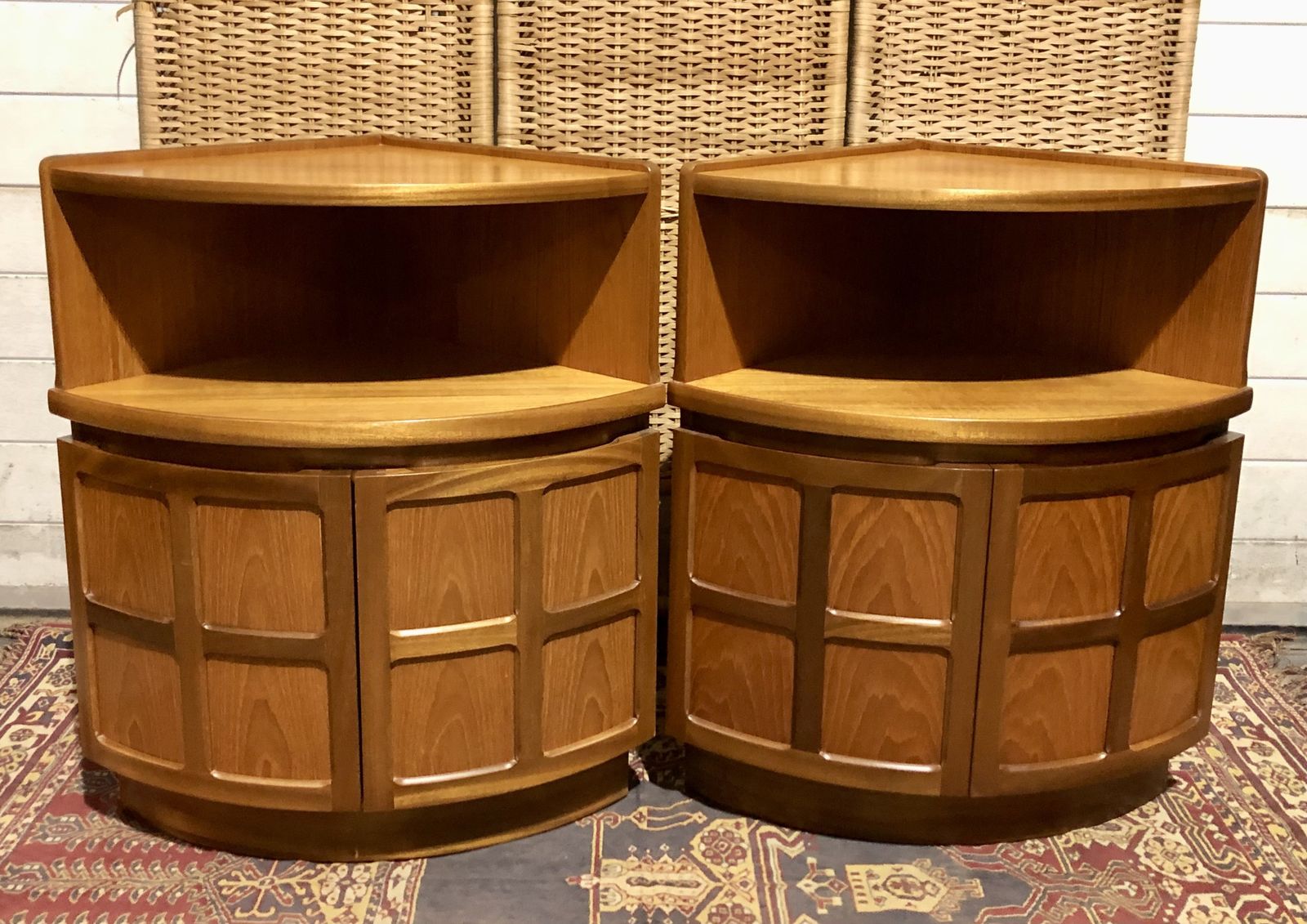 photo vintage A Handsome Pair Of Retro Teak Corner Cabinets By Nathan