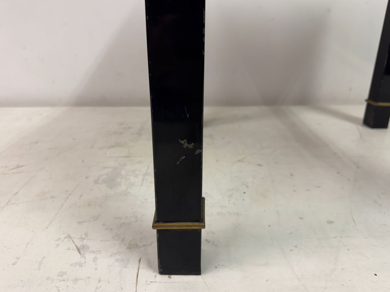 photo vinterior 1970s Black And Brass Side Table With Greek Key Detail