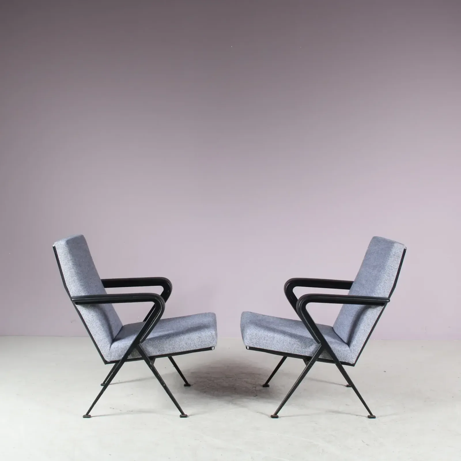 photo vinterior 1960s Pair Of “Repose” Chairs By Friso Kramer For Ahrend De Cirkel, Netherlands