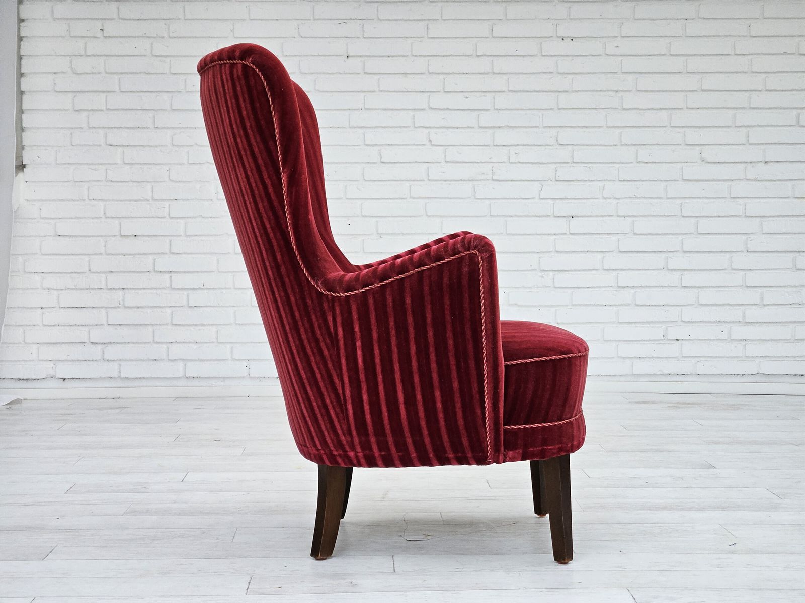 photo vintage Ca. Jaren 1960, Deense Fauteuil In Kersrood Meubelvelours, Goede Staat.
