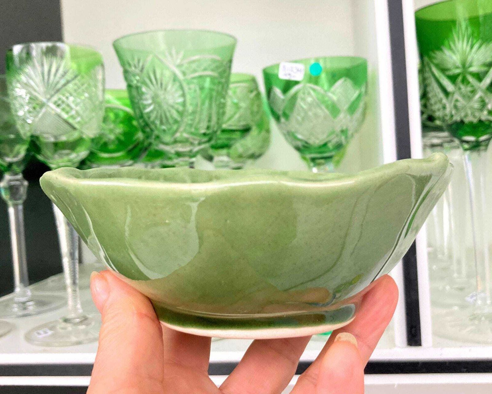 photo furniture Majolica Groen Geglazuurde Borden | Vintage Aardewerken Koolbladborden | 9 Stuks