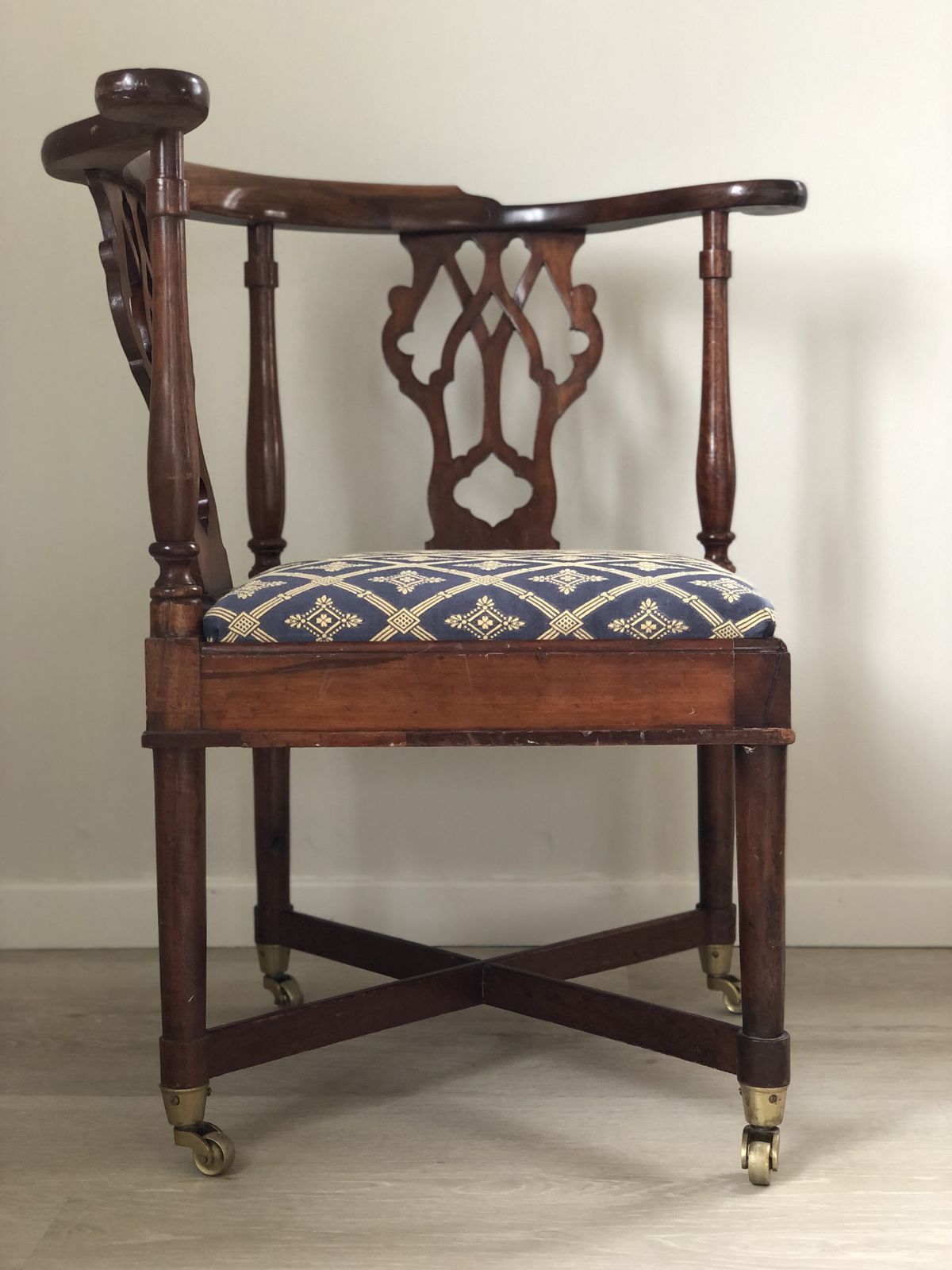 photo furniture Georgian Mahogany Corner Chair On Casters 19th Century