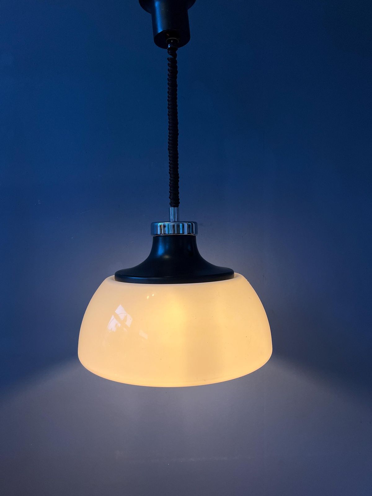Mid Century Plexiglas Space Age Hanglamp Met Wit Acryl Kap photo for sale