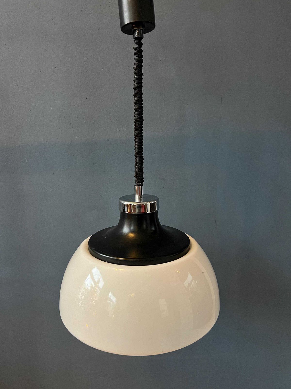 Mid Century Plexiglas Space Age Hanglamp Met Wit Acryl Kap photo vinterior