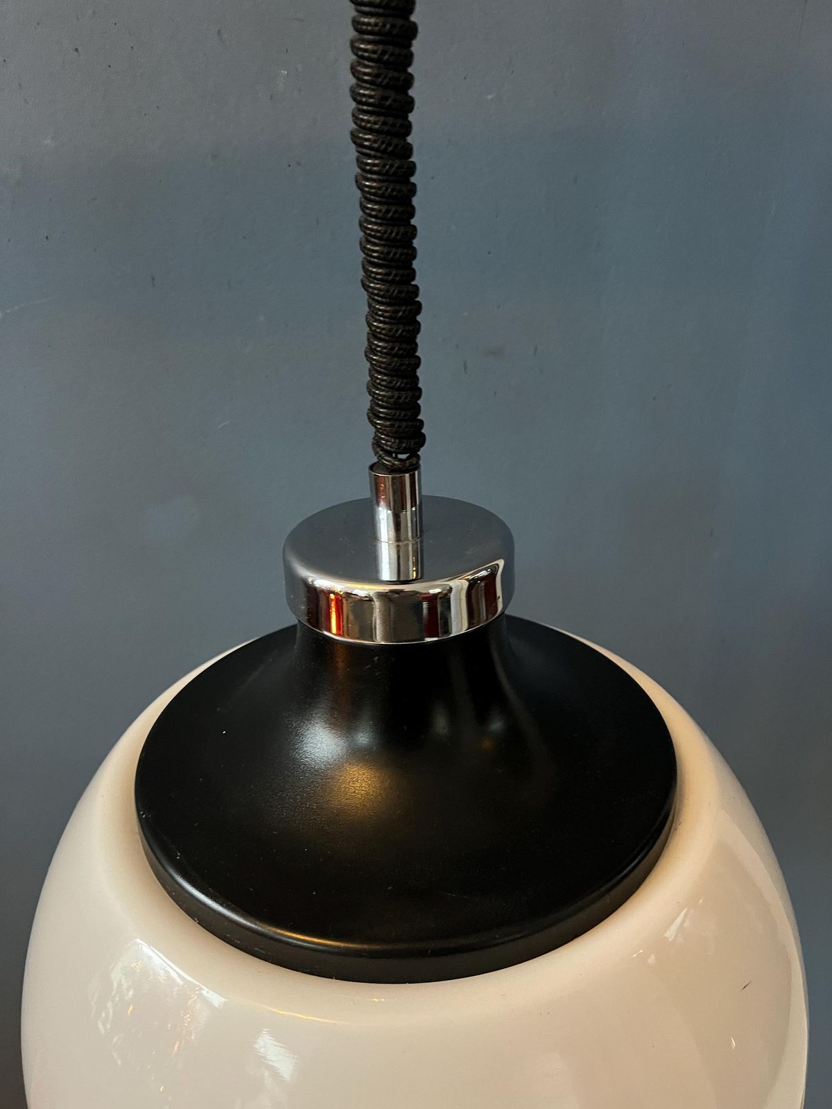 photo for sale Mid Century Plexiglas Space Age Hanglamp Met Wit Acryl Kap