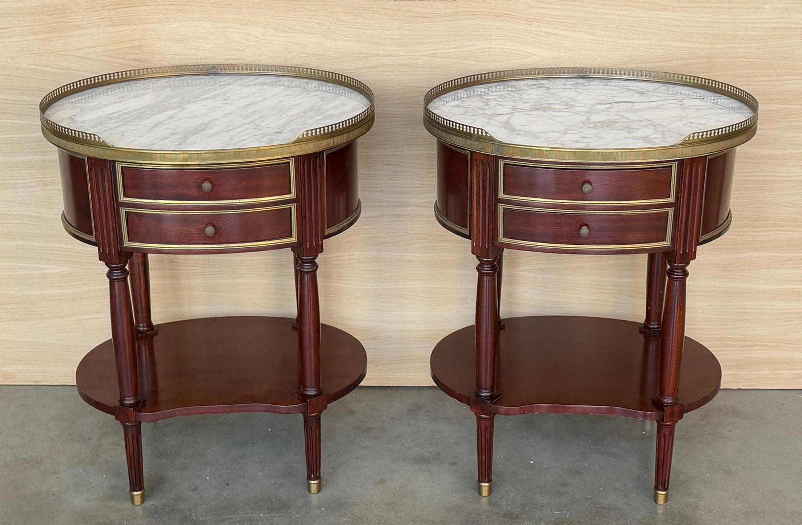 Paire de tables de chevet Louis XV en forme de rognon, deux tiroirs et tablette basse photo furniture