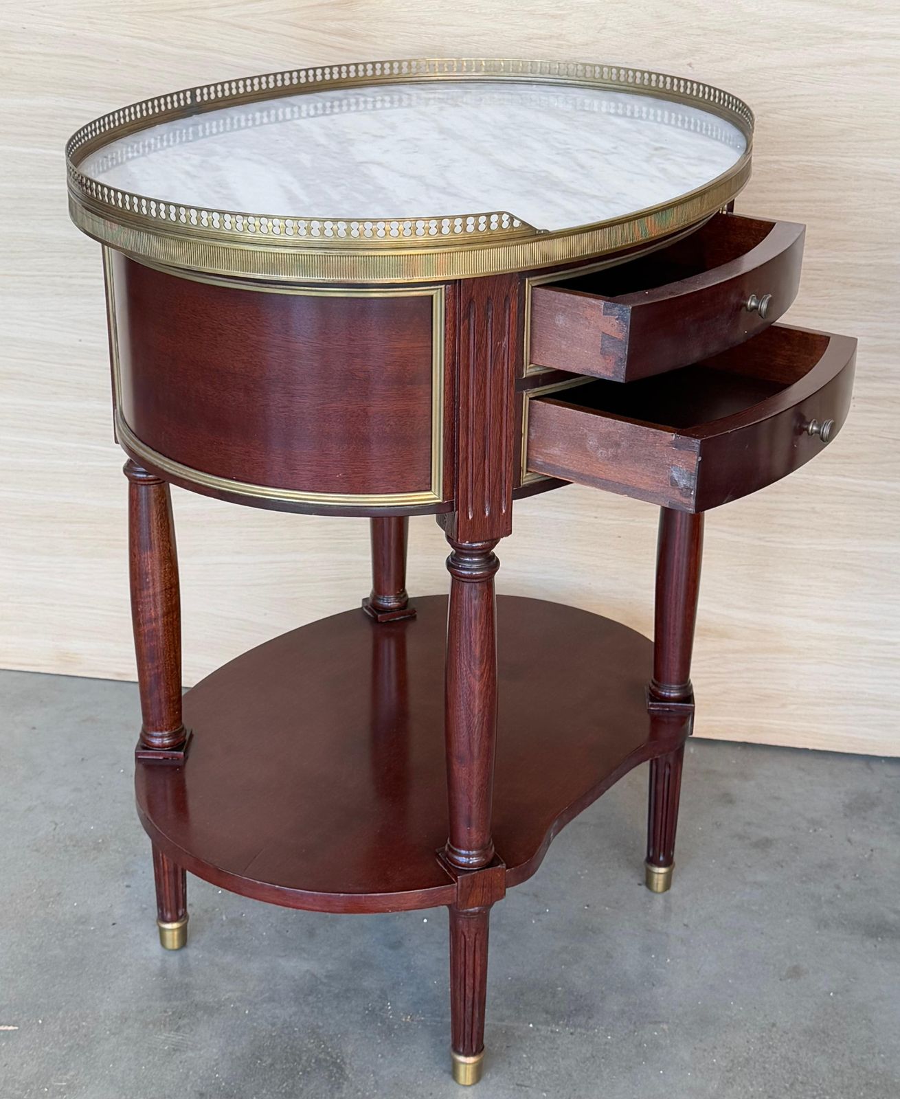 Paire de tables de chevet Louis XV en forme de rognon, deux tiroirs et tablette basse photo buy