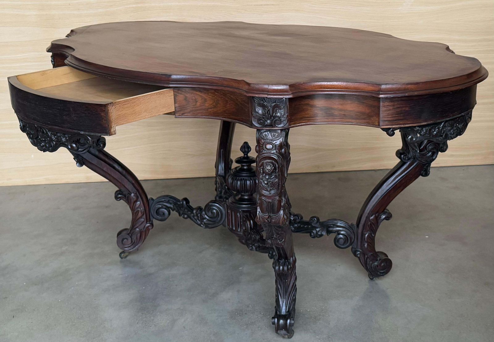 photo for sale Table centrale d'époque victorienne en loupe de noyer