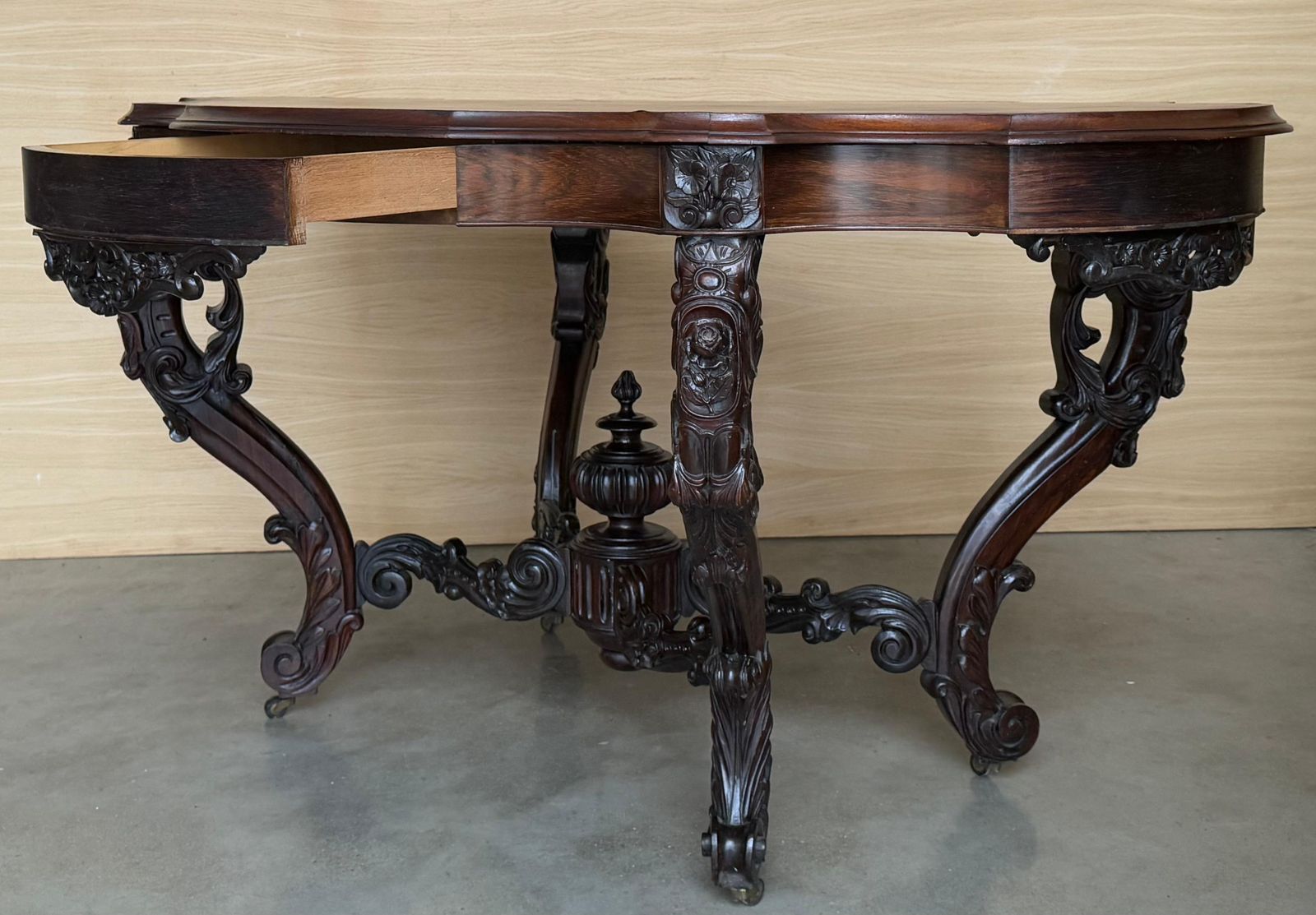 Mobilier Table centrale d'époque victorienne en loupe de noyer photo