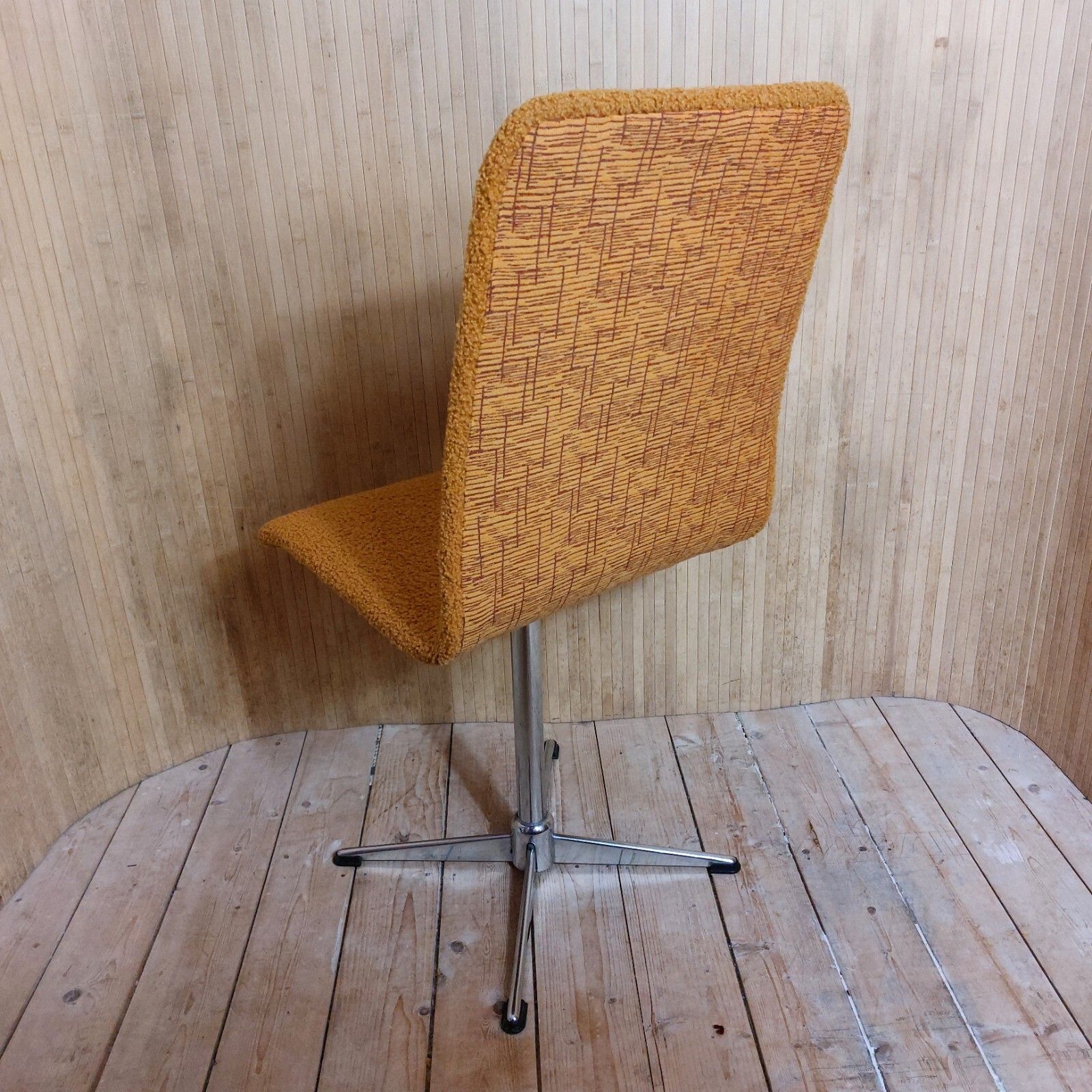 photo vintage Fab Set Of 4 Vintage 1970s Swivel Chrome Dining Chairs Light Orange Micro Boucle