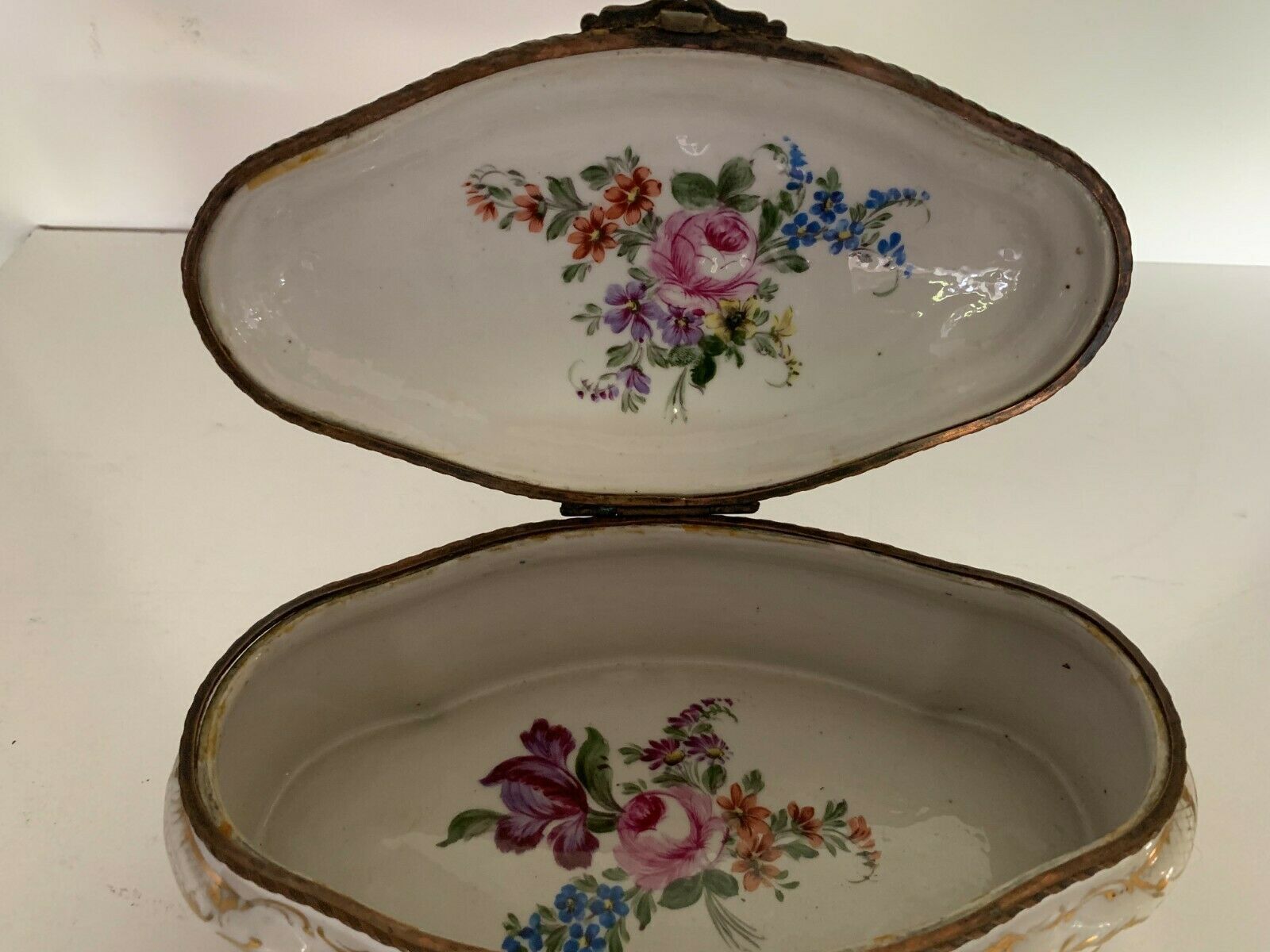 Polychrome Porcelain Oval Box 20th Century Bonbonnière Jewelry Box photo vintage