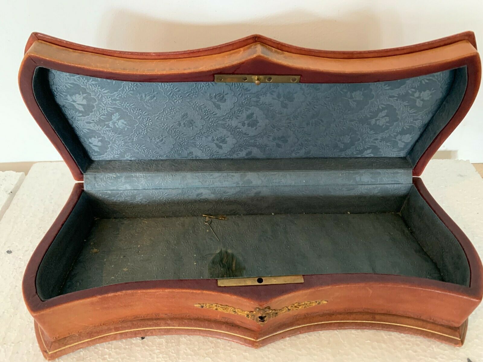 Jewelry Box In Leather And Brass Ornamentation, 20th Century photo vinterior