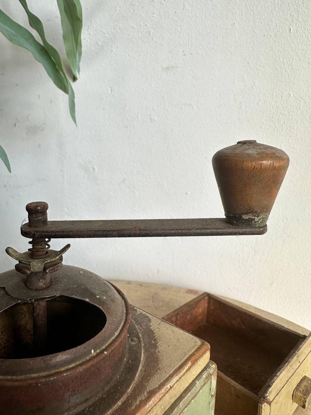 Shabby Coffee Mill Vintage Grinder Metal Manual Grinding Pepper Spices Kitchen Decor Kave Lovers Gift Traditional Design Hand Made photo for sale
