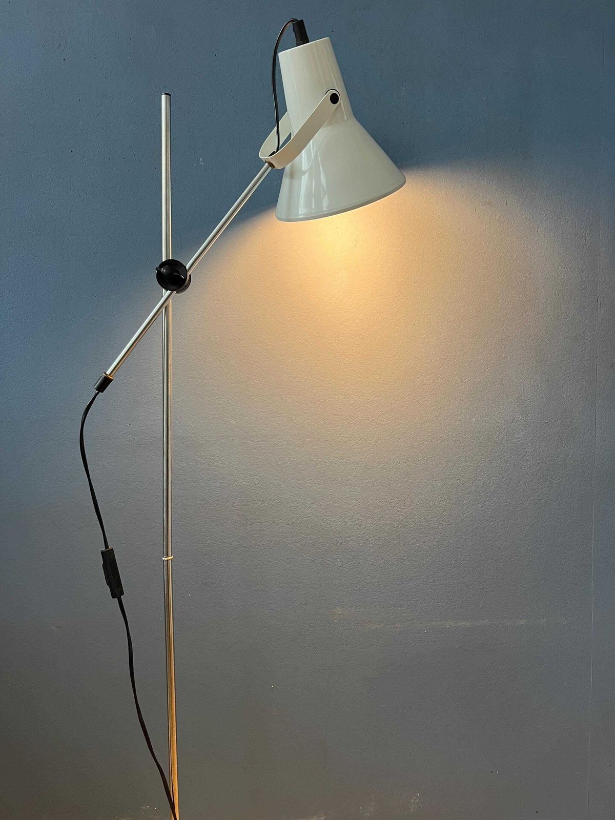 Kleine Vintage Witte Verstelbare Vloerlamp photo for sale