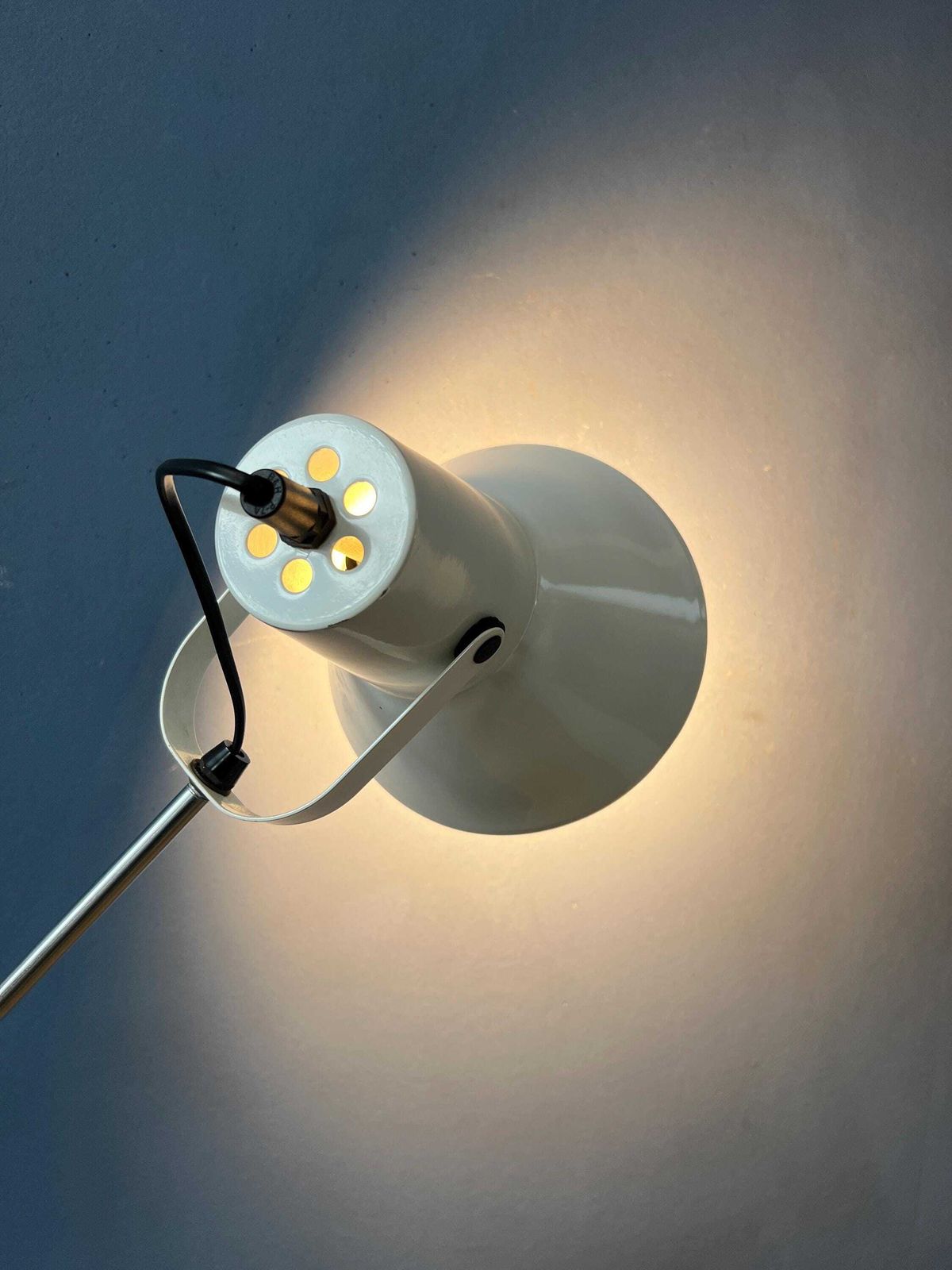 Kleine Vintage Witte Verstelbare Vloerlamp photo vinterior