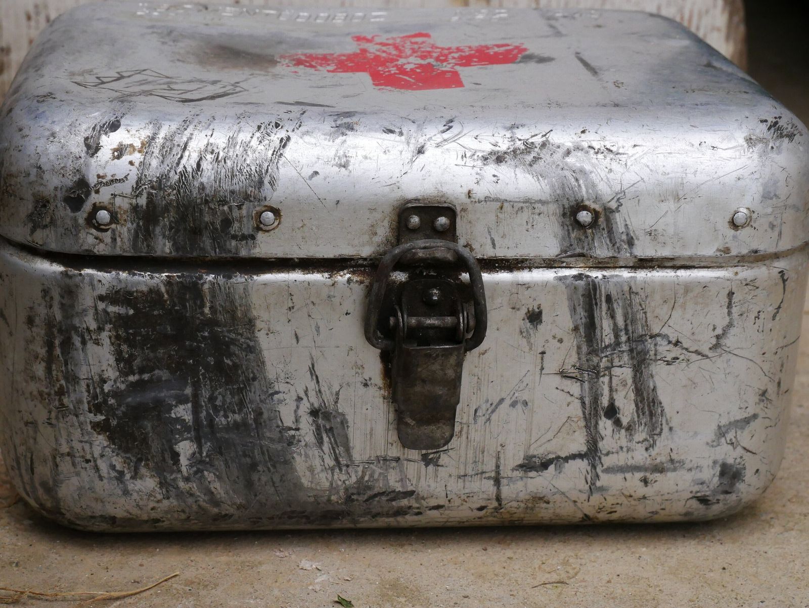 Cocollectible First Aid Box Hungarian Vintage Medical First Aid Supplies Aluminum Tin Box Army Medicine Box, Metal, Old And Nostalgic
