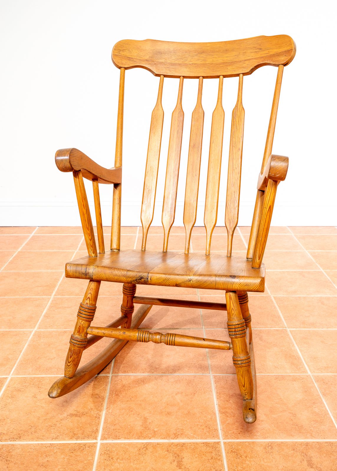 photo vintage Blonde Windsor Rocking Chair Arrowback American Farmhouse Bent Bros Mcm Hitchcock Chair Mid Century Country Vintage Beech Pine Solid Wood