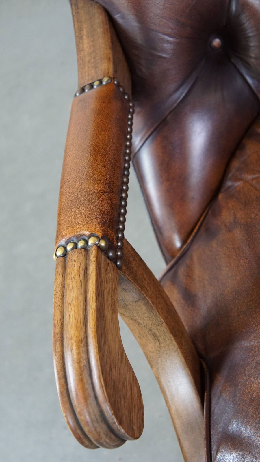 Comfortabele En Klassieke Chesterfield Fauteuil Van Engels Rundleer In Mooie Kleuren photo vinterior