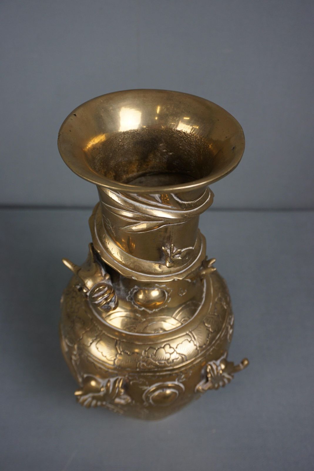 Chinese Messing Vaas Met Draken, Ca. 1920 photo Woonaccessoires