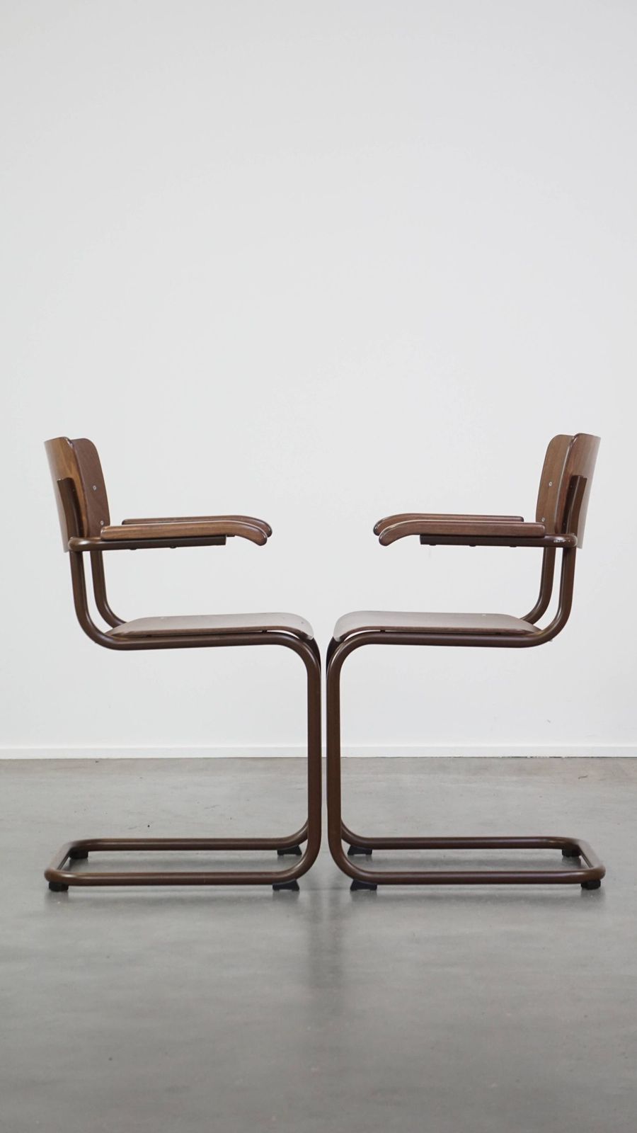 Set Van 2 Thonet Model S43 Eetkamerstoelen Met Armleuningen photo furniture