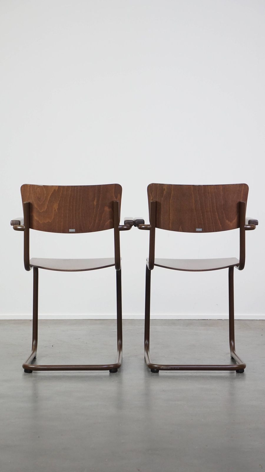 Set Van 2 Thonet Model S43 Eetkamerstoelen Met Armleuningen photo for sale