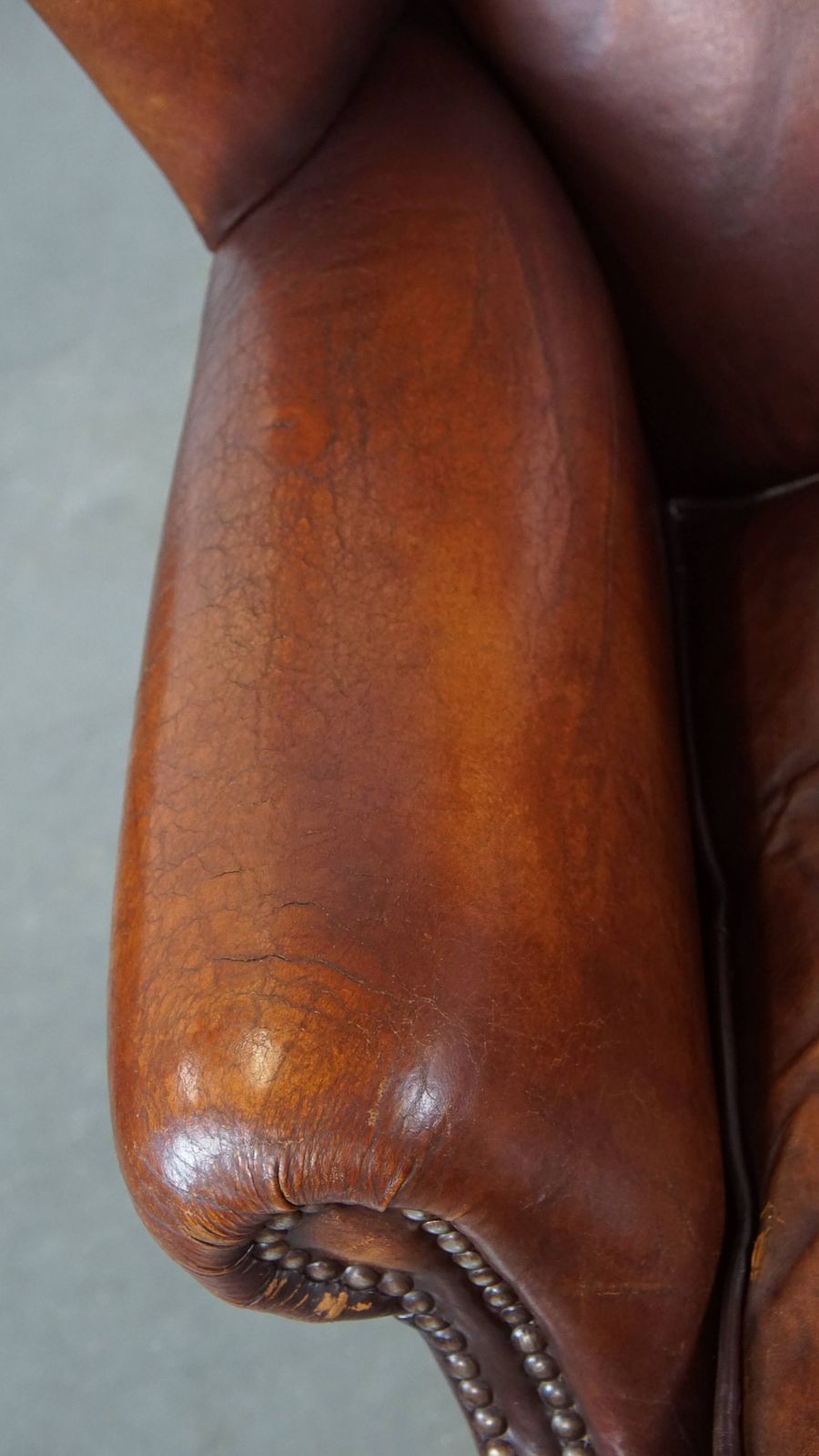 Comfortabele Vintage Engelse Stijl Schapenvacht Fauteuil Met Een Mooie Warme Kleurstelling photo buy