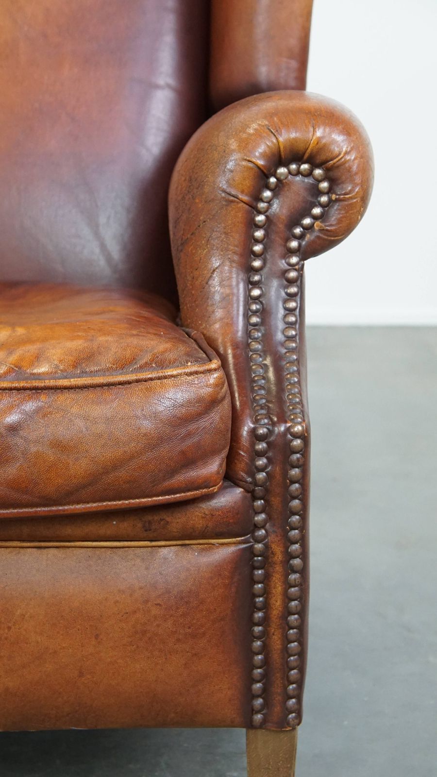 photo for sale Comfortabele Vintage Engelse Stijl Schapenvacht Fauteuil Met Een Mooie Warme Kleurstelling