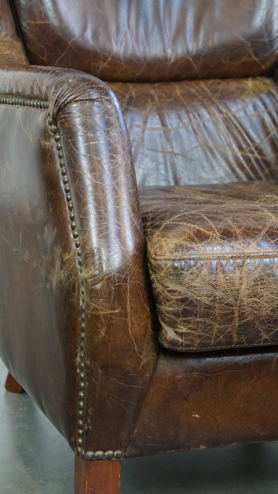 photo furniture Stately And Comfortable Cowhide Armchair With A Timeless Design And A Beautiful Color Scheme