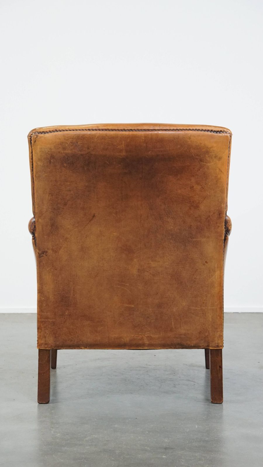 Karakteristieke En Comfortabele Fauteuil In Cognackleurig Schapenleer Met Strakke Vormen En Mooie Patina photo Meubels
