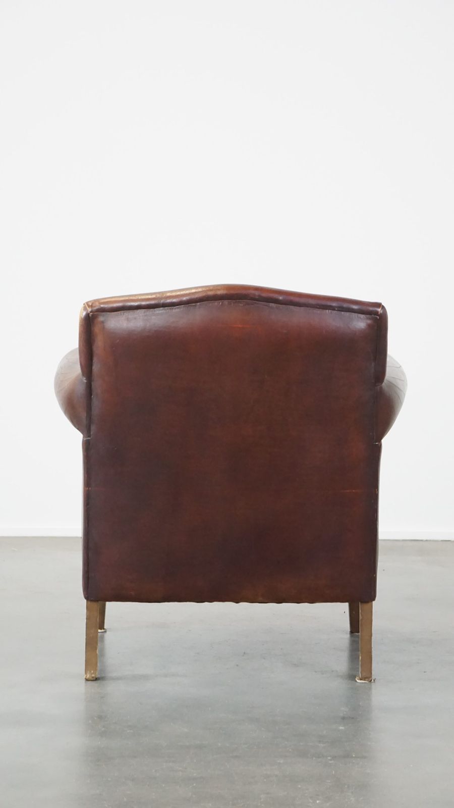Strak Afgewerkte Fauteuil Van Schapenvacht photo Meubels