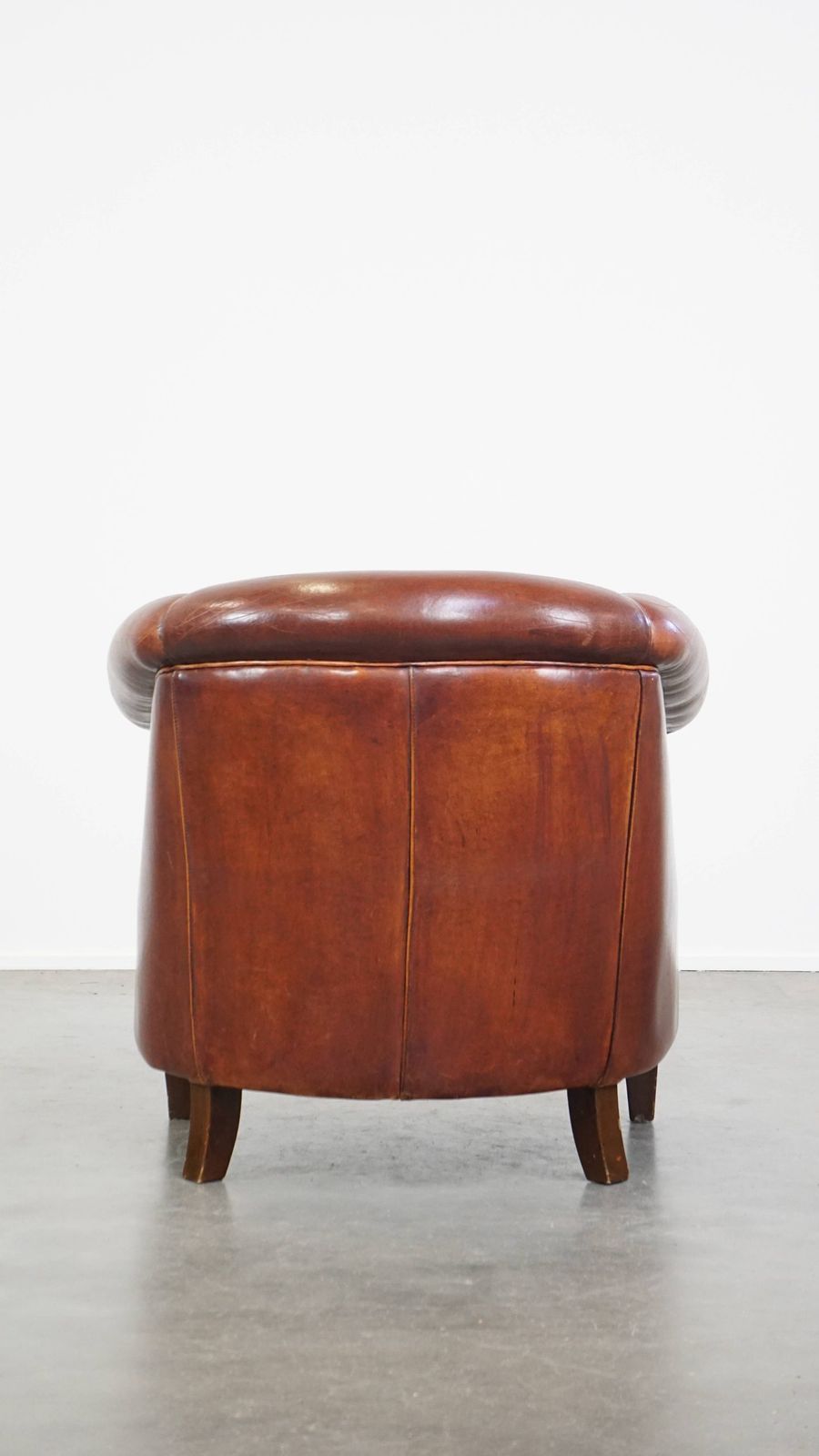 Comfortabele Vintage Schapenvachten Clubfauteuil In Engelse Stijl Met Mooie Patina photo Meubels