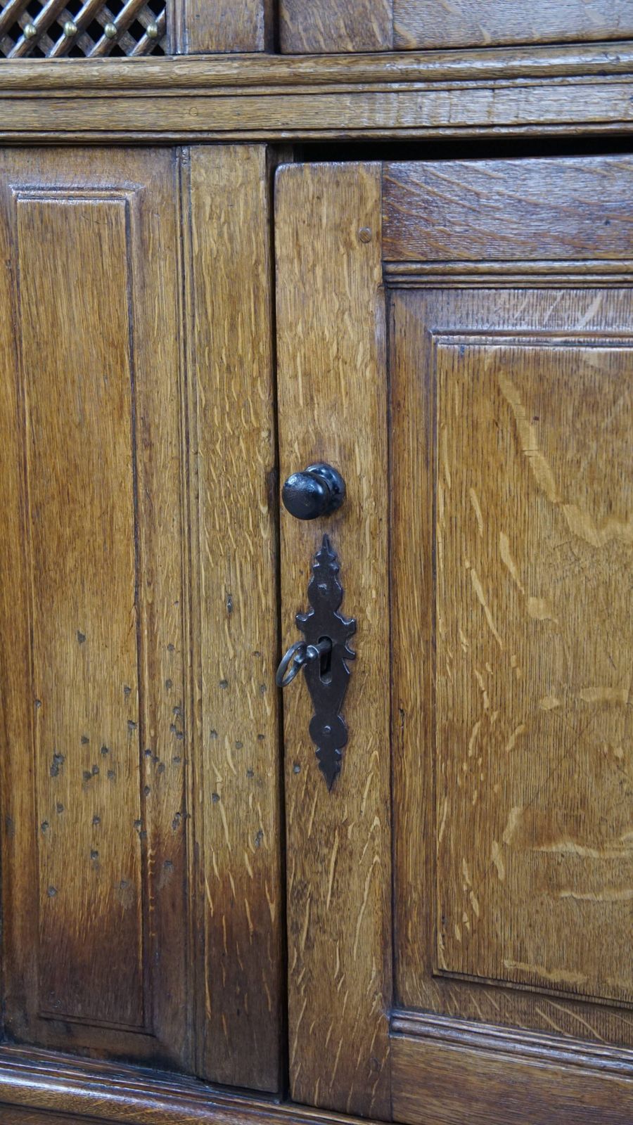 photo furniture Antieke Eikenhouten Broodkast Uit De Late 17e Eeuw Met Werkende Sloten En Bijzondere Details
